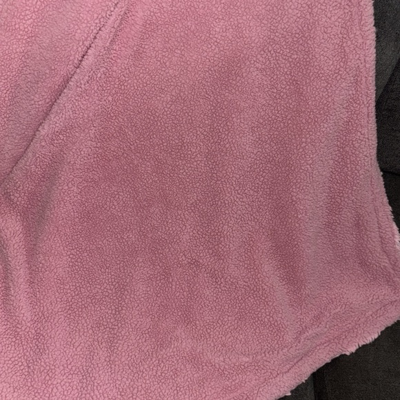 Baby girl fluffy blanket used once in great condition - Picture 3 of 3